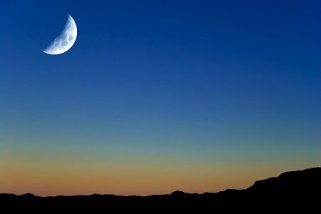 La Lune Vole Haut Sur L'équinoxe