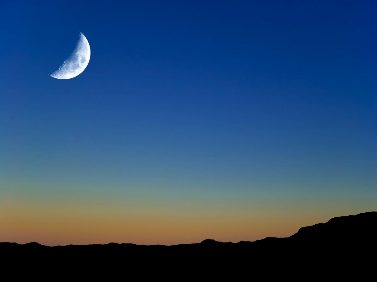 La Lune Vole Haut Sur L'équinoxe